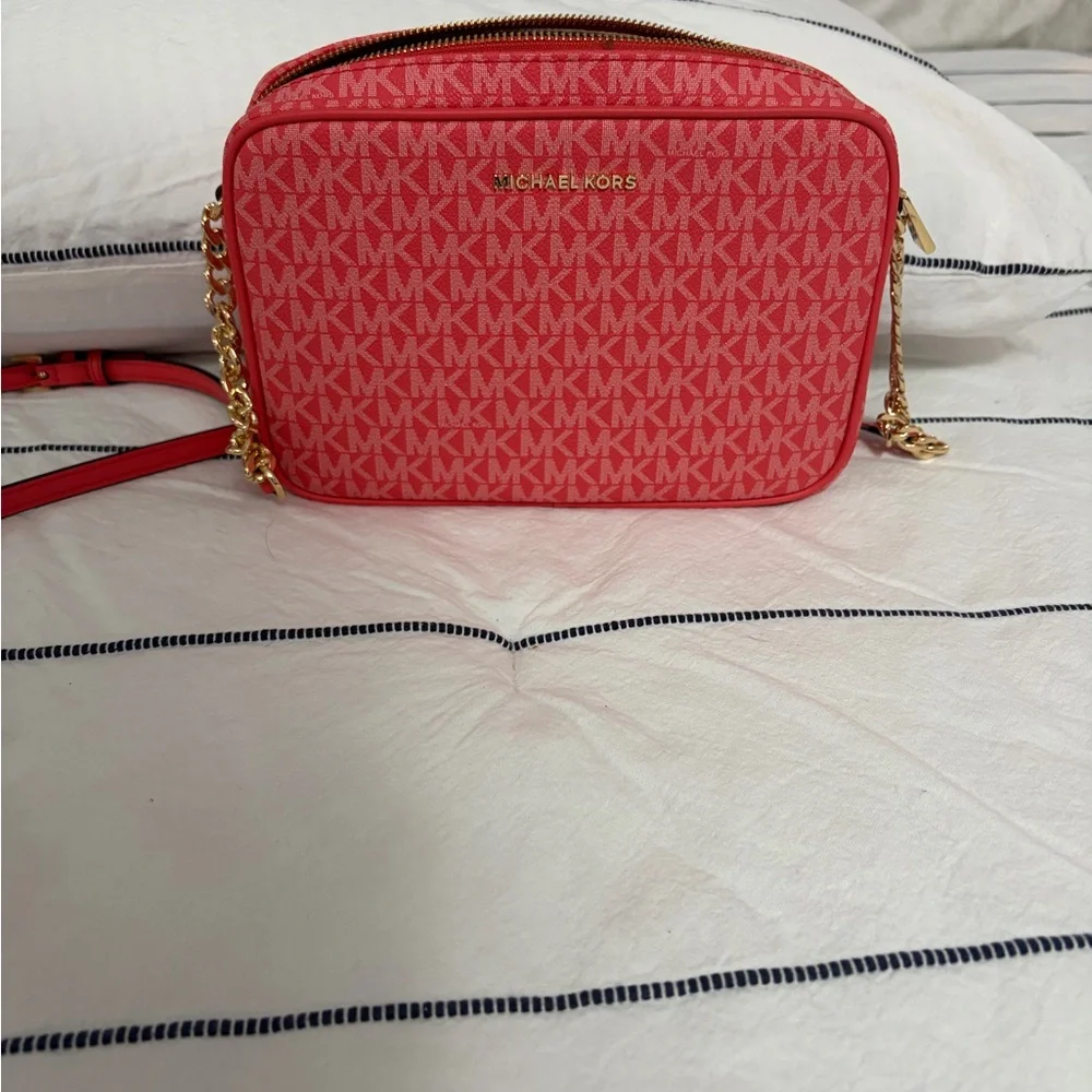 Michael Kors Jet Set Large East West Crossbody – Coral MK Logo – Gold Chain - Picture 3 of 4